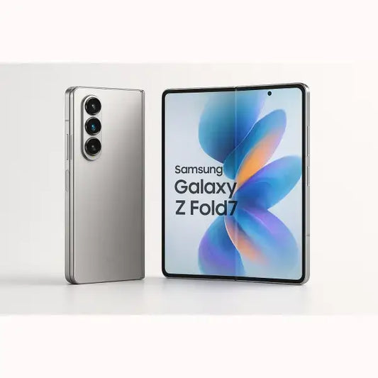 Samsung Z Fold 7 smartphone pieghevole aperto display interno ampio e retro argento con tripla fotocamera