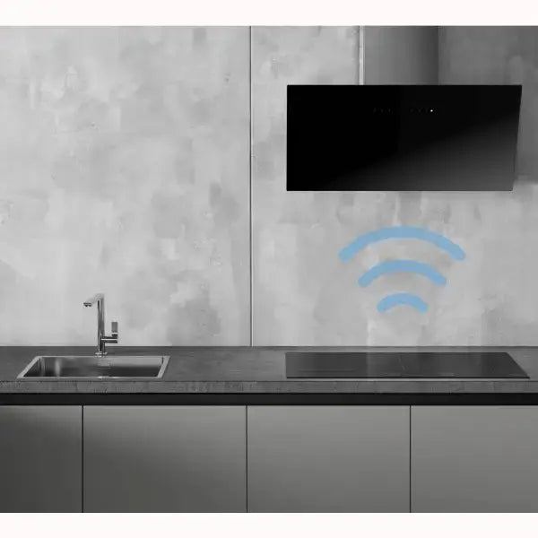 Cappa Aspirante a Muro SMEG 90cm nera moderna installata in cucina minimalista con piano cottura e lavello