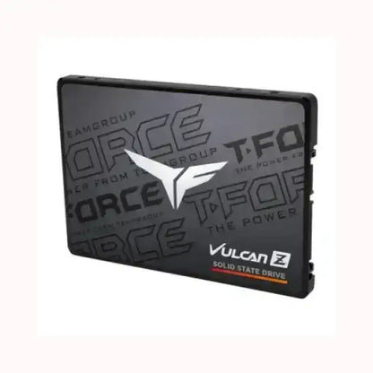 Disco rigido TEAM GROUP Vulcan Z SSD con design nero e logo T Force in primo piano