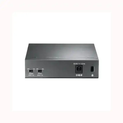 Switch TPLINK compatto grigio con porte Ethernet frontali e ingresso alimentazione per ufficio