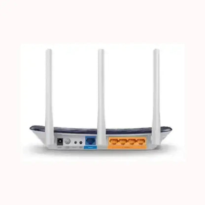 Router wireless TPLINK con tre antenne bianche e porte Ethernet gialle sul retro