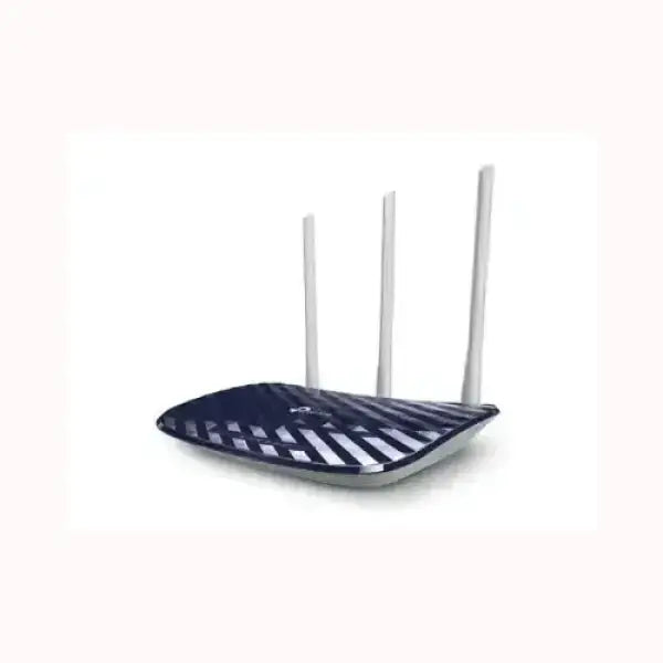 Router wireless TPLink con tre antenne bianche e design moderno per connessione internet stabile