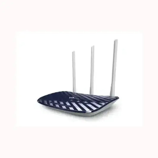 Router wireless TPLink con tre antenne bianche e design moderno per connessione internet stabile