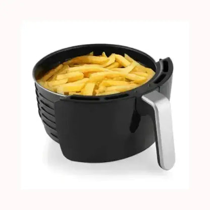 Friggitrice ad aria Tristar nera con manico argento e patatine fritte all'interno