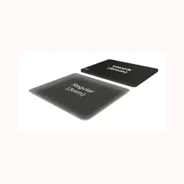 Due tappetini per mouse TRUST che mostrano la versione sottile 3 mm e la versione spessa 5 mm superficie nera