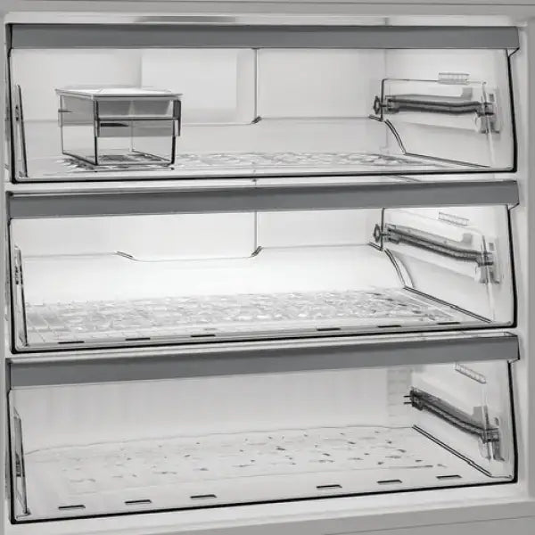 Ripiani interni trasparenti di frigorifero Whirlpool con design spazioso e moderno