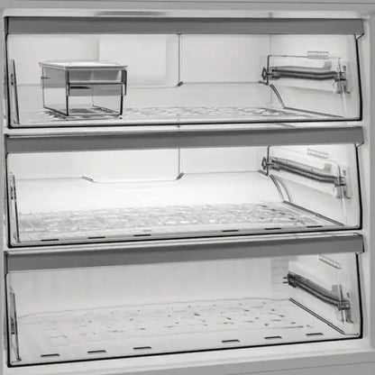 Ripiani interni trasparenti di frigorifero Whirlpool con design spazioso e moderno