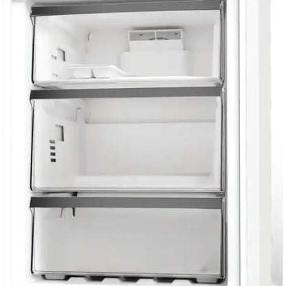 Interno di frigo combinato Whirlpool con cassetti trasparenti per conservazione alimenti