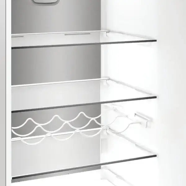 Interno di frigorifero combinato Whirlpool con ripiani in vetro e portabottiglie integrato