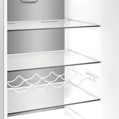 Interno di frigorifero combinato Whirlpool con ripiani in vetro e portabottiglie integrato