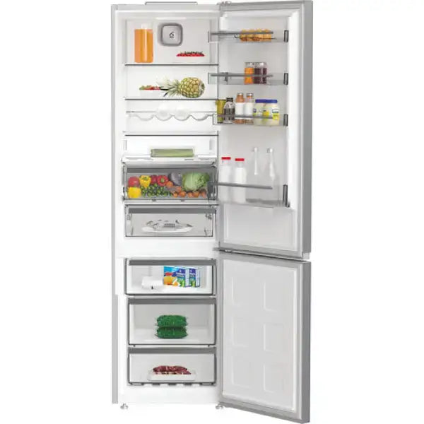 Frigorifero Whirlpool bianco con doppia porta aperta che mostra interno organizzato con cibo fresco