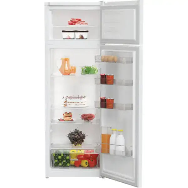 Frigorifero Whirlpool bianco con porta aperta e ripiani pieni di cibo e bevande