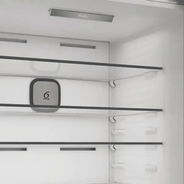 Interno bianco del frigorifero Whirlpool con ripiani in vetro trasparente e sistema Fresh Control