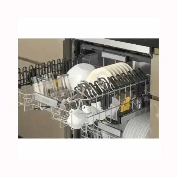 Lavastoviglie WHIRLPOOL con cesti carichi di piatti, bicchieri e posate per pulizia efficiente