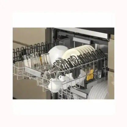 Lavastoviglie WHIRLPOOL con cesti carichi di piatti, bicchieri e posate per pulizia efficiente