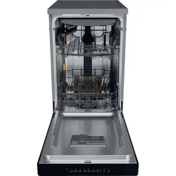 Lavastoviglie Whirlpool aperta con interno in acciaio inox e cestelli multipli per piatti e posate
