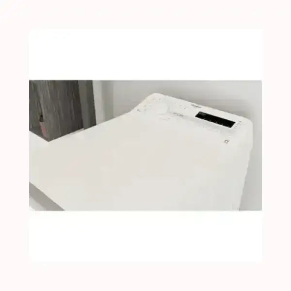 Lavatrice WHIRLPOOL bianca con pannello di controllo digitale compatto e design moderno
