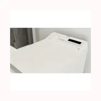 Lavatrice WHIRLPOOL bianca con pannello di controllo digitale compatto e design moderno