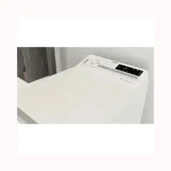 Lavatrice WHIRLPOOL bianca con pannello di controllo digitale e manopola per selezione programmi