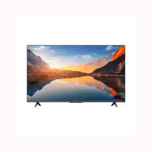 Televisore Xiaomi a schermo piatto con cornice sottile e supporti laterali mostra paesaggio riflesso sul lago