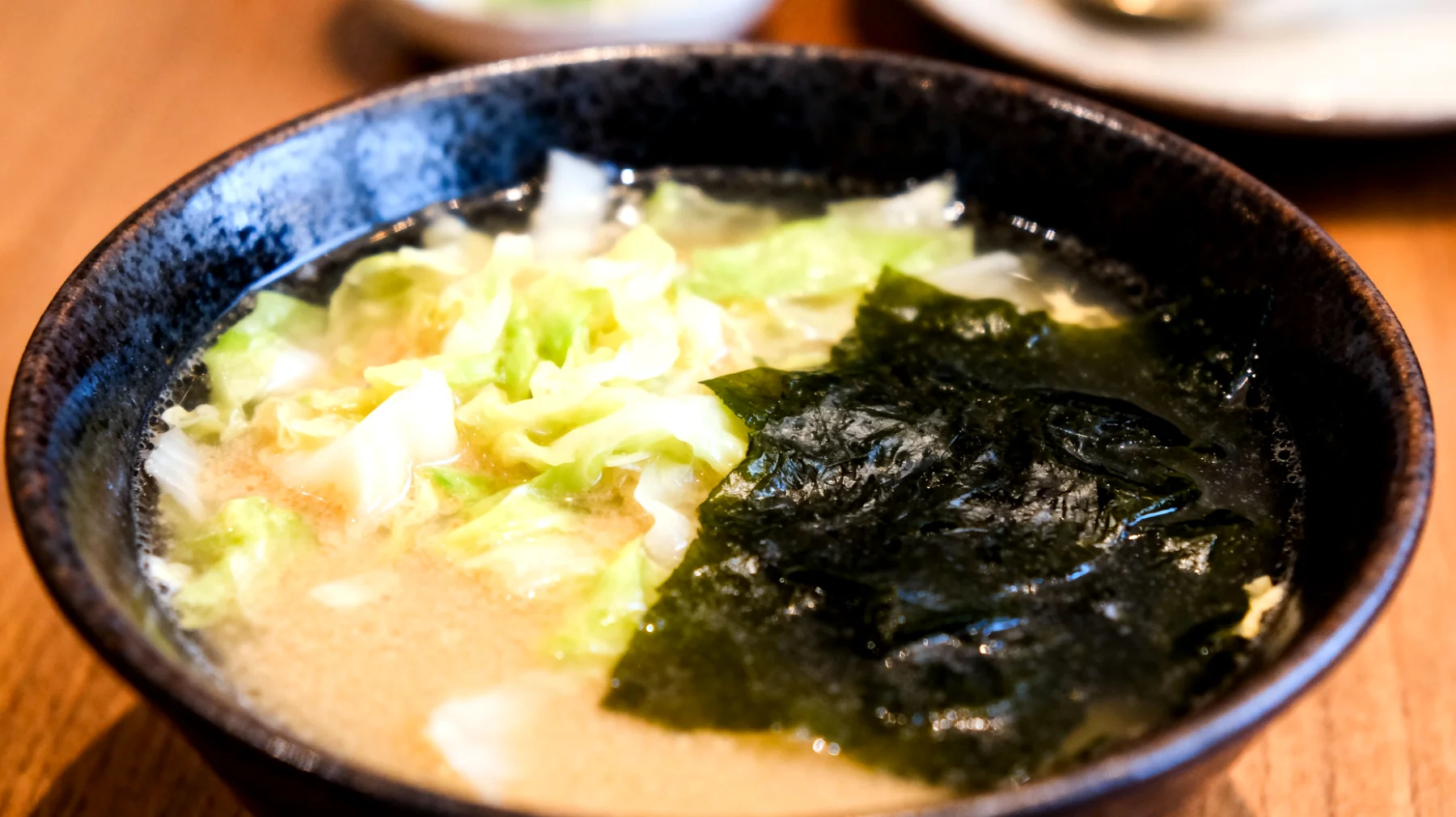 Zuppa di miso con cavolo fermentato e alghe wakame"