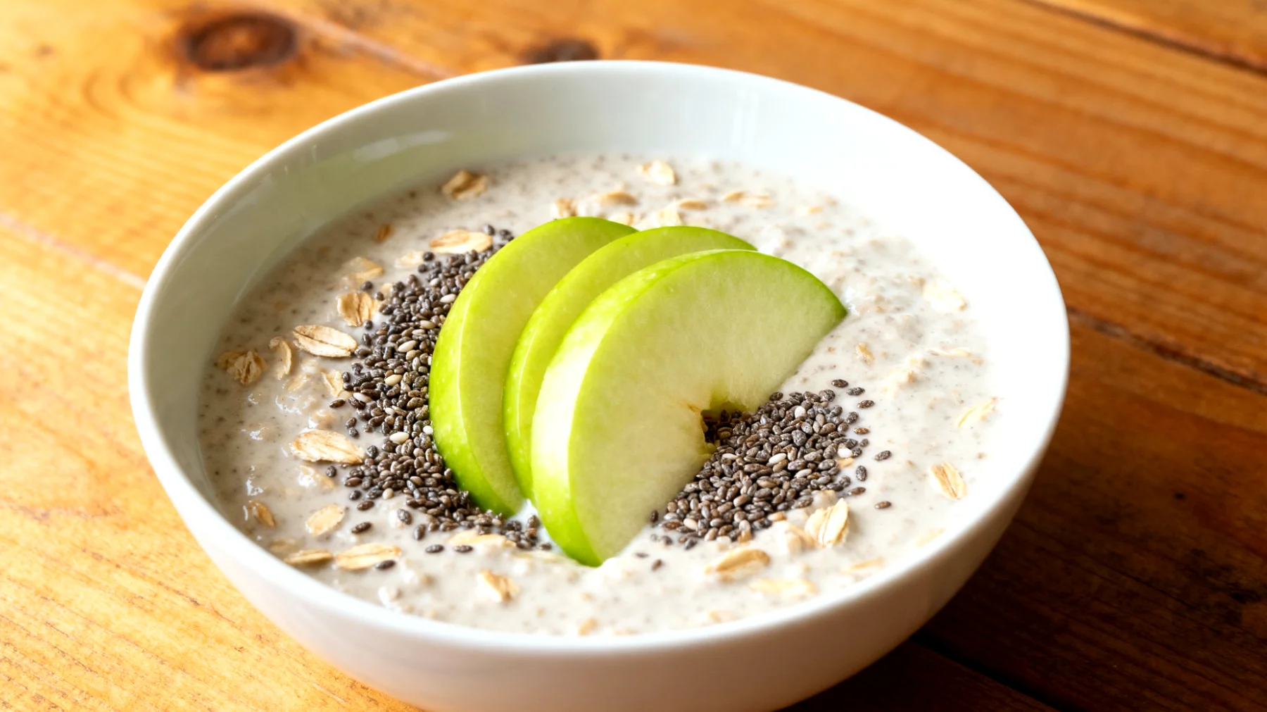 Crema di avena fredda con semi di chia e mela verde"