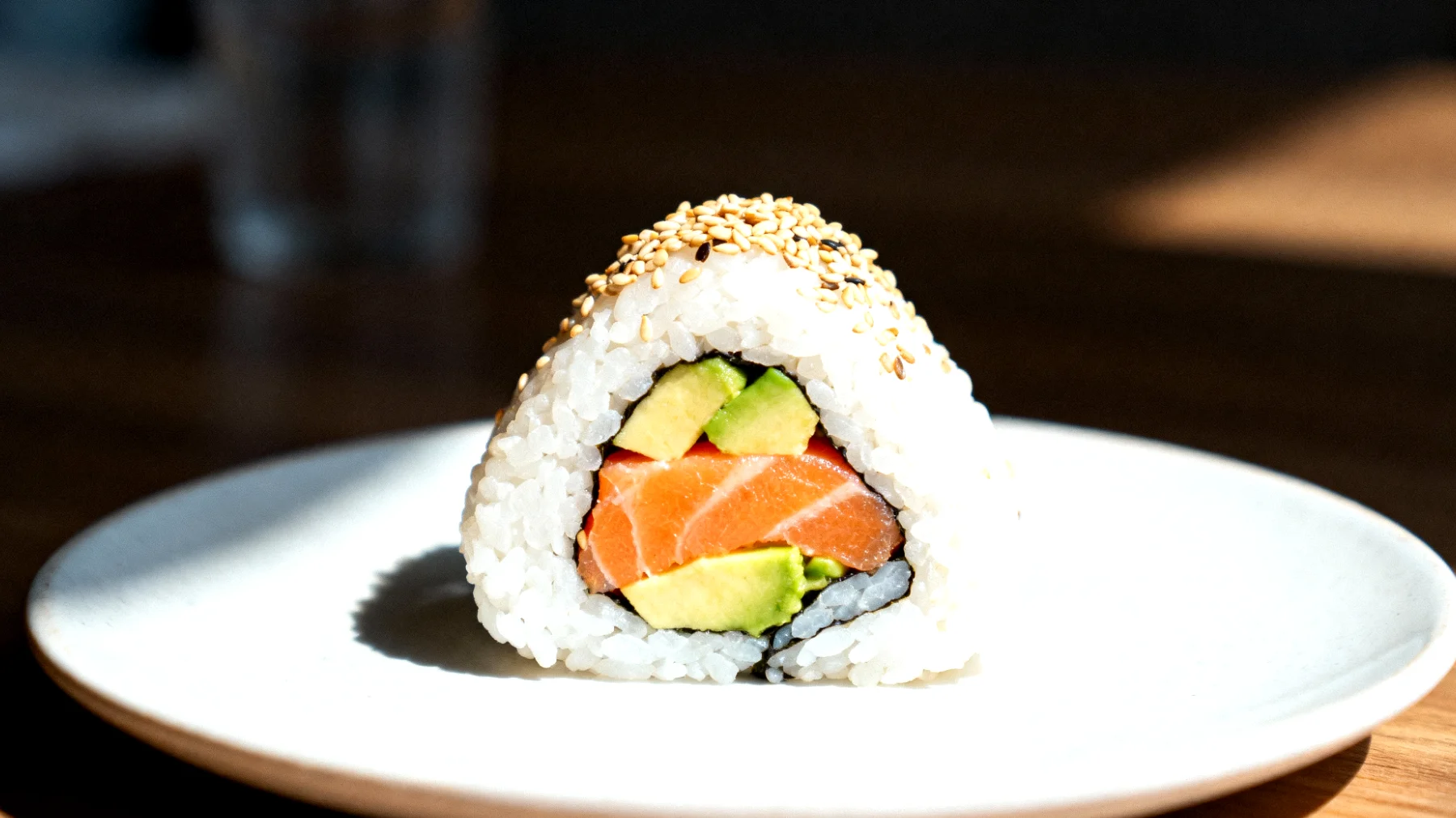 Onigiri al salmone e avocado con sesamo"