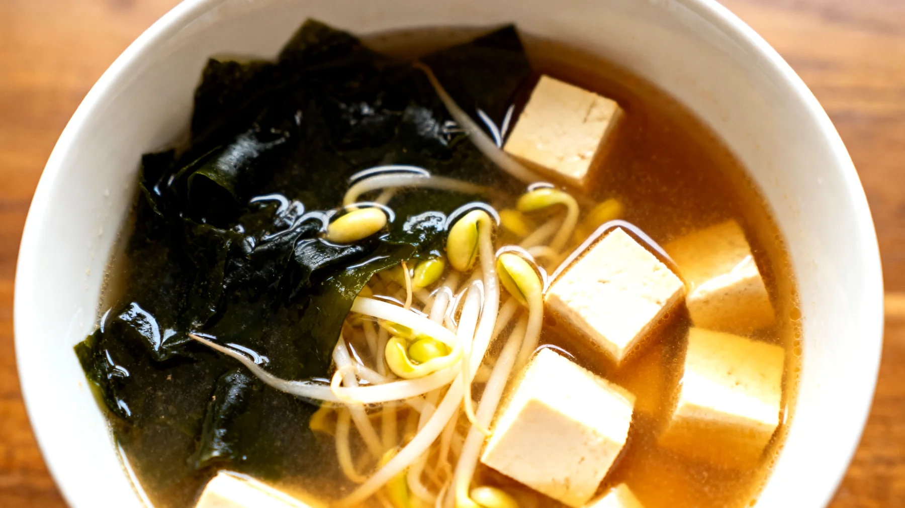 Zuppa di miso con alghe wakame, tofu e germogli di soia"
